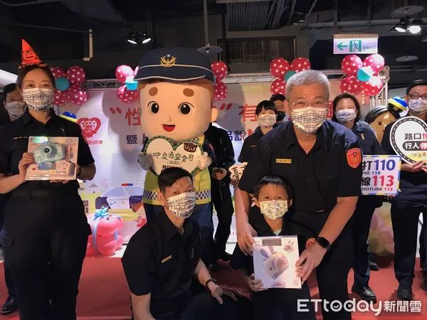▲台南市警察局、婦幼警察隊與遠東百貨台南成功分公司再度攜手合作，以「性別平權有愛無礙」為題，共同打造孩童最喜愛的「小小警察」體驗活動。（圖／記者林悅翻攝，下同）