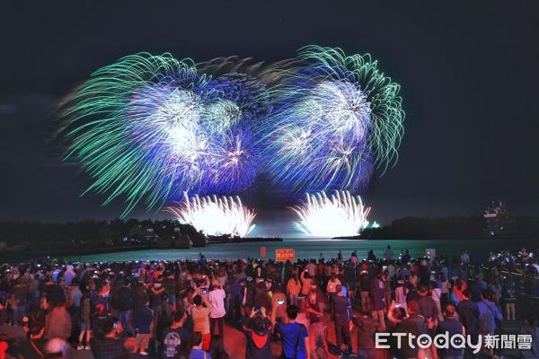 ▲2021台南將軍吼音樂節，在璀璨煙火中，為2天的節目畫下圓滿的句點，逾46萬人次嗨爆台南。（圖／記者林悅翻攝，下同）