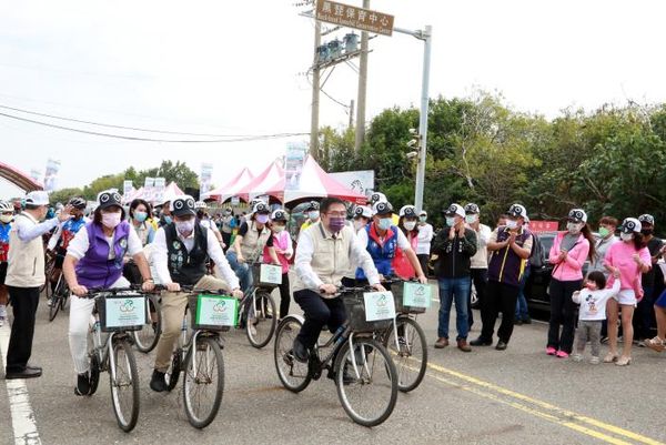 ▲台南市政府舉辦「黑琵•happy 2021愛黑琵」活動，由市長黃偉哲領騎帶領民眾到第二賞鳥亭賞黑琵。（圖／記者林悅翻攝，下同）