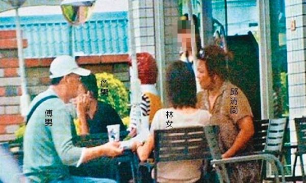 死者家屬出庭前與「肇事者」串供，被警方拍照存證。（警方提供）