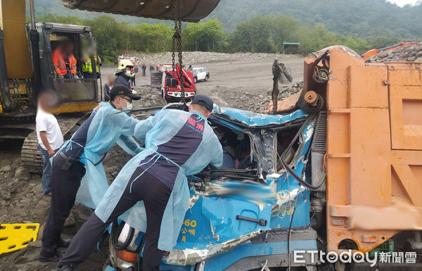 ▲苗栗縣卓蘭鎮1輛砂石車在工作時，不慎從砂丘頂翻落地面，車頭扭曲變形駕駛一度受困其中。（圖／記者黃孟珍翻攝）