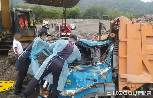 ▲苗栗縣卓蘭鎮1輛砂石車在工作時，不慎從砂丘頂翻落地面，車頭扭曲變形駕駛一度受困其中。（圖／記者黃孟珍翻攝）