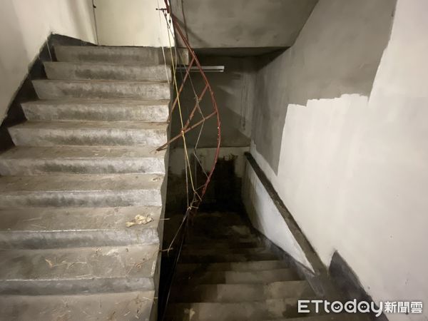 ▲「台南最後一棟鬼屋」來亞大樓，廢棄1、20年．早期申請都更案失敗，目前朝自行籌款整建方向進行。（圖／記者林悅攝，下同）