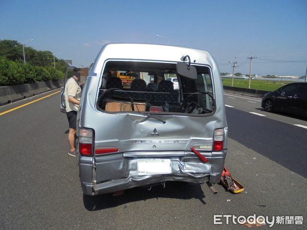 ▲國道1號北向270.9公里25日中午發生大客車疑閃避中線車道上之掉落棧板，剎車不及撞擊自小貨車，大客車郭姓駕駛人胸部挫傷送醫救治。（圖／記者林悅翻攝，下同）