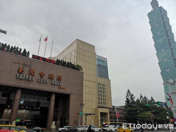 ▲台北市政府外，男子拿刀意圖自戕。（圖／記者黃彥傑攝）