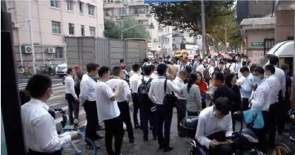 上千名房介和看屋人，周末湧到上海一個社區搶購房屋。（圖／翻攝微博）  