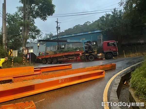 ▲▼警方據報趕往處理，讓吊卡將H鋼吊離道路。（圖／龜山警分局提供）