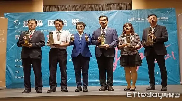 ▲2021建築園冶獎台南市榮獲16座獎項，台南市長黃偉哲肯定市府團隊，並勉勵持續精進展現台南城市美學。（圖／記者林悅翻攝，下同）
