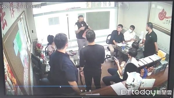 ▲徐男前往大同區某資產管理公司亮槍示威、事後遭警方壓制逮捕。（圖／記者張君豪翻攝）