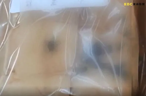 ▲▼紅豆麵包爬滿蒼蠅 客po網 超市道歉下架。（圖／東森新聞）