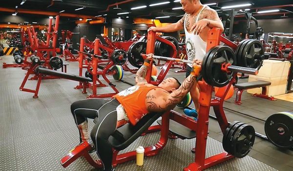 館長陳之漢（左）親自在三重館使用健身器材，並拍照作為宣傳。（翻攝館長YouTube）