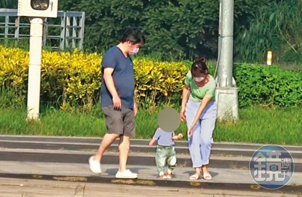 今年9月26日15點50分，王必勝與林女一起陪女兒練習走路，互動就像一家人。（圖中母女均已變裝處理）