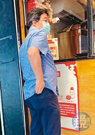 今年9月25日12點48分，王必勝在防疫記者會開始前離開疾管署，並繞去附近買甜點。