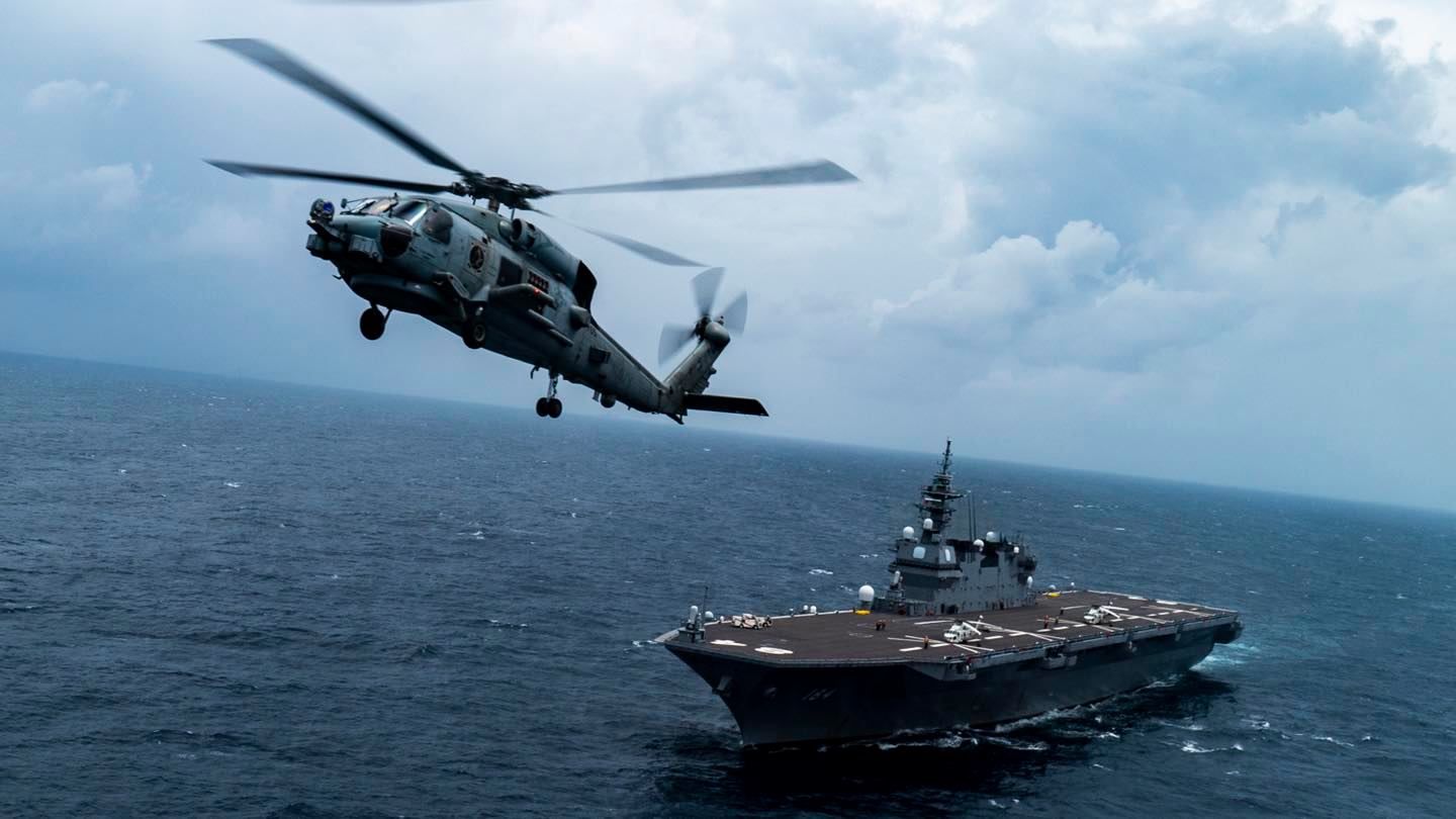 ▲▼ 美國海軍25日宣布，卡爾文森號航艦打擊群正與日本海上自衛隊直升機護衛艦加賀號在南海聯合作業與演習。（圖／翻攝自臉書）
