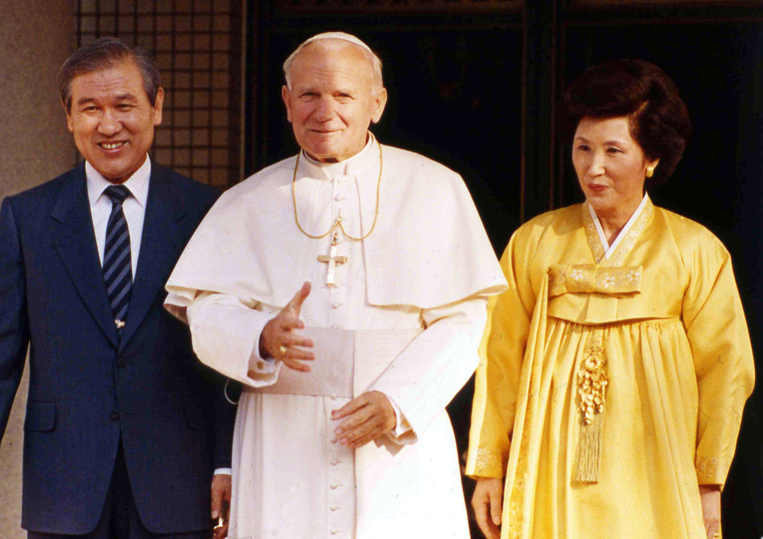 ▲▼教宗若望保祿二世1989年10月在南韓青瓦台會晤盧泰愚、夫人金玉淑。（圖／達志影像／美聯社）