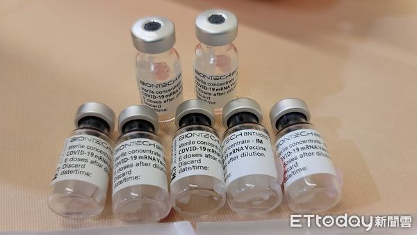 ▲▼BNT疫苗及施打用的針頭，北榮護理師抽取針劑。（圖／記者呂佳賢攝）