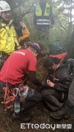 ▲救援隊接觸到在合歡西嶺稜線3085峰附近墜谷的女性山友，幸意識清醒。（圖／記者高堂堯翻攝）