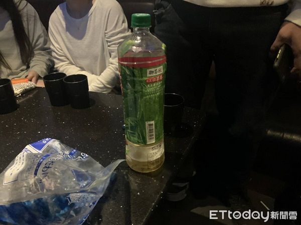 ▲綠茶保特瓶內有明顯啤酒泡泡。（圖／桃園警分局提供）