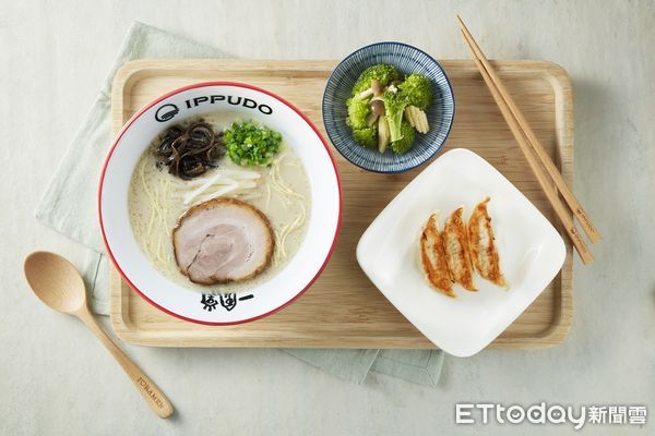▲一風堂台北101店白丸元味X自家製煎餃定食。（圖／一風堂提供）