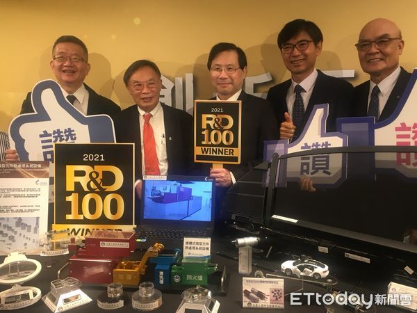 ▲台灣拿下全球百大科技研發獎7項大獎，圖中為經濟部次長林全能、左二為祥儀企業董事長蔡逢春。（圖／記者林淑慧攝）