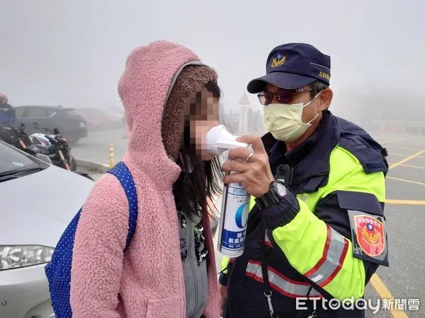 ▲10歲女童在武嶺高山症發作，合歡員警跨區送氧氣罐救援。（圖／新城分局提供）