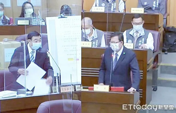 ▲桃園市議員李家興在議會上質詢市長鄭文燦時指出，桃楊梅區一對兄弟檔，4年對社區鄰居檢舉逾200次，從11歲小朋友到90歲長者都成檢舉對象。（圖／記者沈繼昌翻攝）