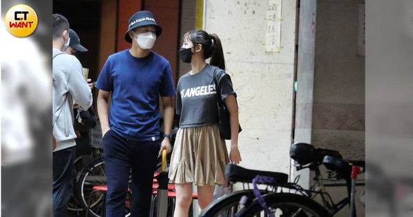 何紫妍與黑帽男吃完火鍋一起走出店外，兩人外型看起來十分登對。（圖／本刊攝影組）