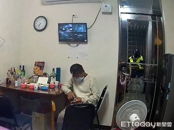 ▲竊盜通緝犯湯姓男子找越南妹聊天喝酒因警方臨檢被查獲（圖／桃園警分局提供）