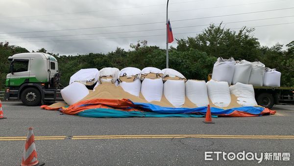 ▲▼大貨車過彎道甩落車上穀包，大量稻榖撒落路面。（圖／鳯林分局提供，下同）