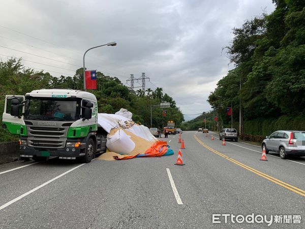 ▲▼大貨車過彎道甩落車上穀包，大量稻榖撒落路面。（圖／鳯林分局提供，下同）