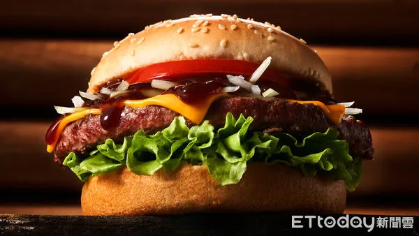 ▲▼Q Burger4盎司多汁「美式重磅厚牛堡」開吃。（圖／Q Burger提供）