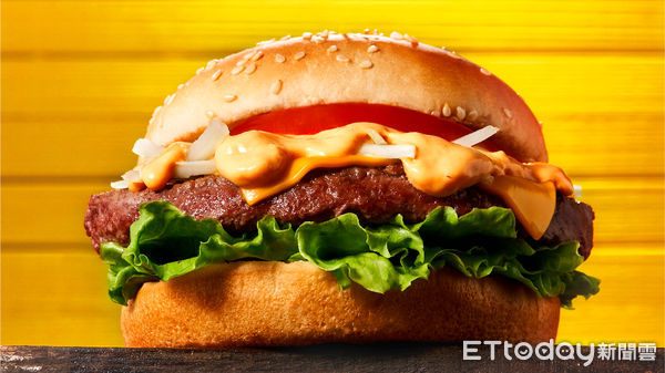 ▲▼Q Burger4盎司多汁「美式重磅厚牛堡」開吃。（圖／Q Burger提供）