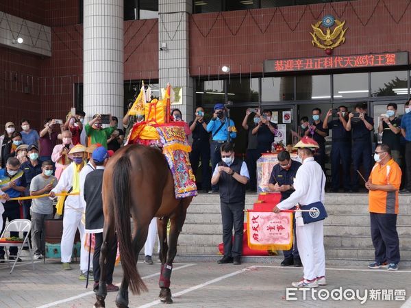 ▲東港迎王祭典27日遶境東港警分局所在的船頭里等里             。（圖／記者陳崑福翻攝，以下同）