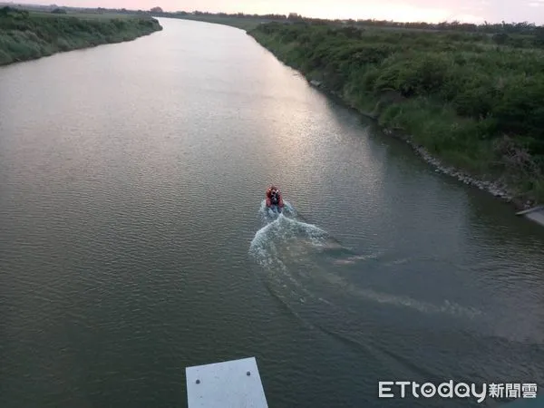 ▲台南市麻豆區麻善大橋27日下午4時32分許，傳出有1名女子疑溺水，消防人員在現場全力搜救中。（圖／民眾提供，下同）