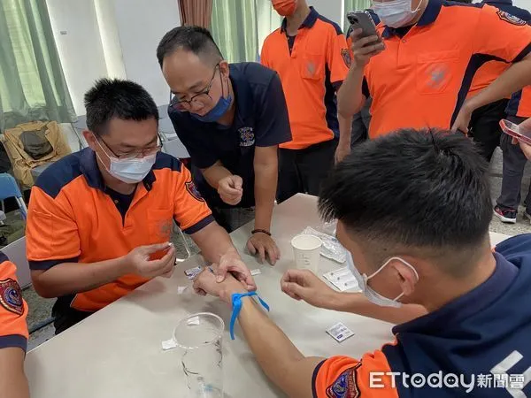 ▲台南市消防局第五大隊，摘取魷魚遊戲經典橋段，融入救護訓練中，透過遊戲救護教官與學員互動，複習救護單項技術與救護流程，寓教於樂展現訓練成效。（圖／記者林悅翻攝，下同）