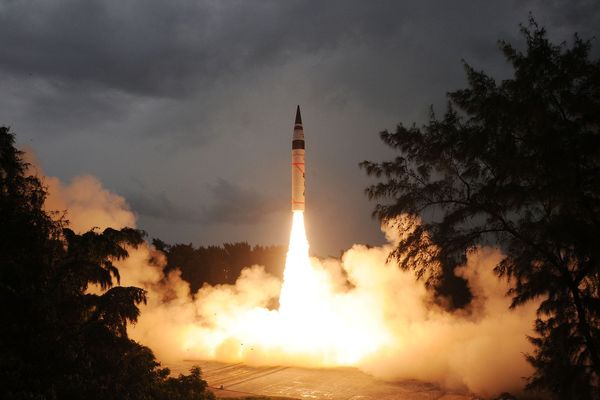 ▲▼ 印度試射「烈火-5」（Agni-5）洲際彈道飛彈。圖為2013年9月15日試射畫面。（圖／CFP）