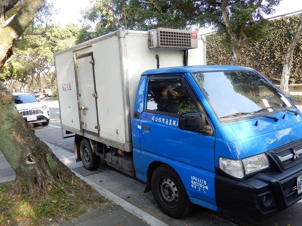 ▲▼行政執行署拍賣2016年8月出廠的藍白色中華冷凍貨車。（圖／台北分署提供）