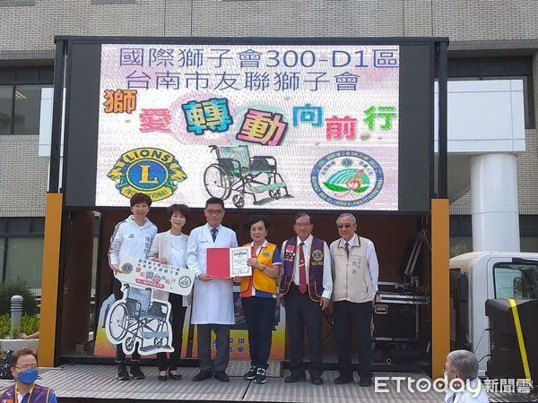 ▲立委陳亭妃、市議員陳怡珍，結合國際獅子會300-D1區台南市友聯獅子會捐贈90台愛心輪椅給成大，由成大醫院院長沈孟儒代表受贈。（圖／記者林悅翻攝，下同）