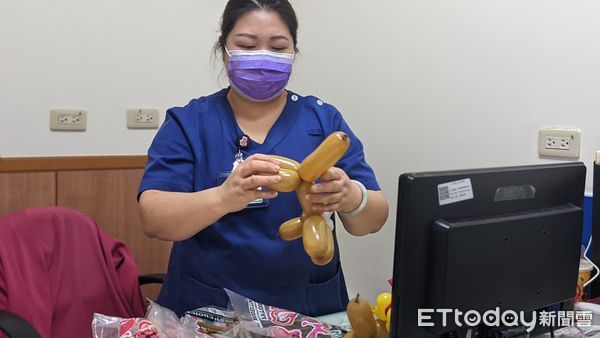 ▲東港迎王祭典「王馬」圈粉，安泰醫院兒科專科護理師黃紫渝發想製造「氣球小王馬」意外爆炸             。（圖／安泰醫院提供，以下同）