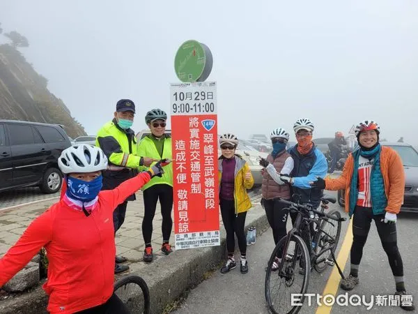 ▲自行車登山王挑戰賽從七星潭一路攀升到合歡山武嶺，在重要賽道路段警方設置崗哨執行交通管制。（圖／新城分局提供，下同）
