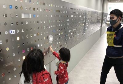 小孩玩到不想走！日工廠設超狂「電梯按鈕牆」　1000顆讓人按到爽！