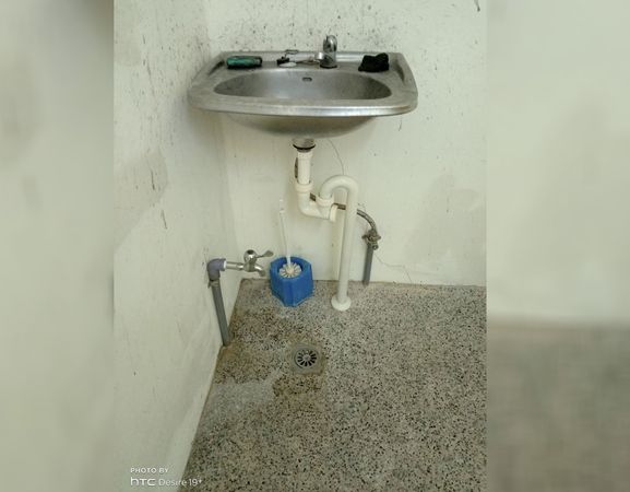 ▲男子踹破警分局水龍頭。（圖／記者洪靖宜翻攝）