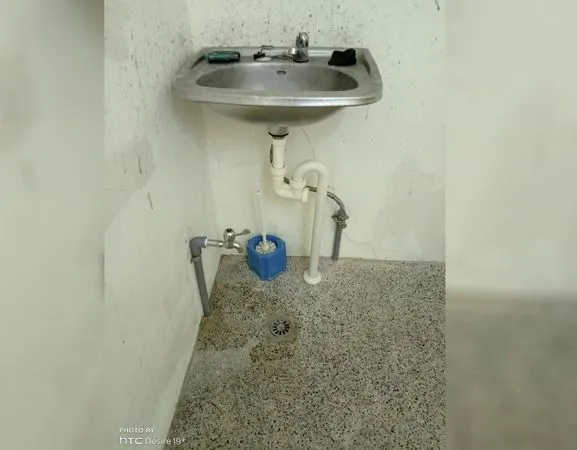 ▲男子踹破警分局水龍頭。（圖／記者洪靖宜翻攝）