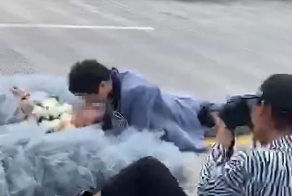 情侶躺「網紅公路」拍婚紗照　網友：拍完直接「拿去葬禮當遺照」 | ETt