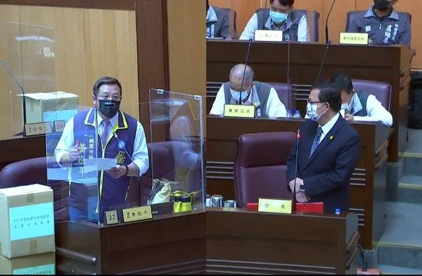 ▲平鎮區新光路部分道路退縮形成車流回堵