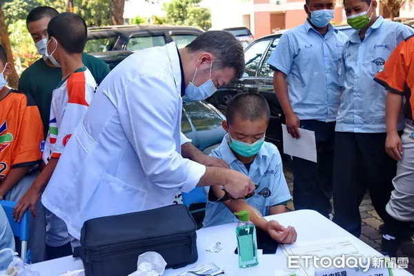 ▲扶輪精彩3號行動醫療車走入校園，為三光國中棒球隊員健康把關。（圖／南投縣政府提供）