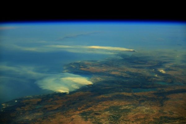 ▲▼佩斯凱在太空站拍攝到的地中海森林大火／法國地景。（圖／翻攝自推特／thom_astro）