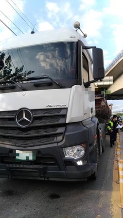 ▲▼砂石車撞機車。（圖／翻攝自Facebook／我是三峽人 iSanxia）