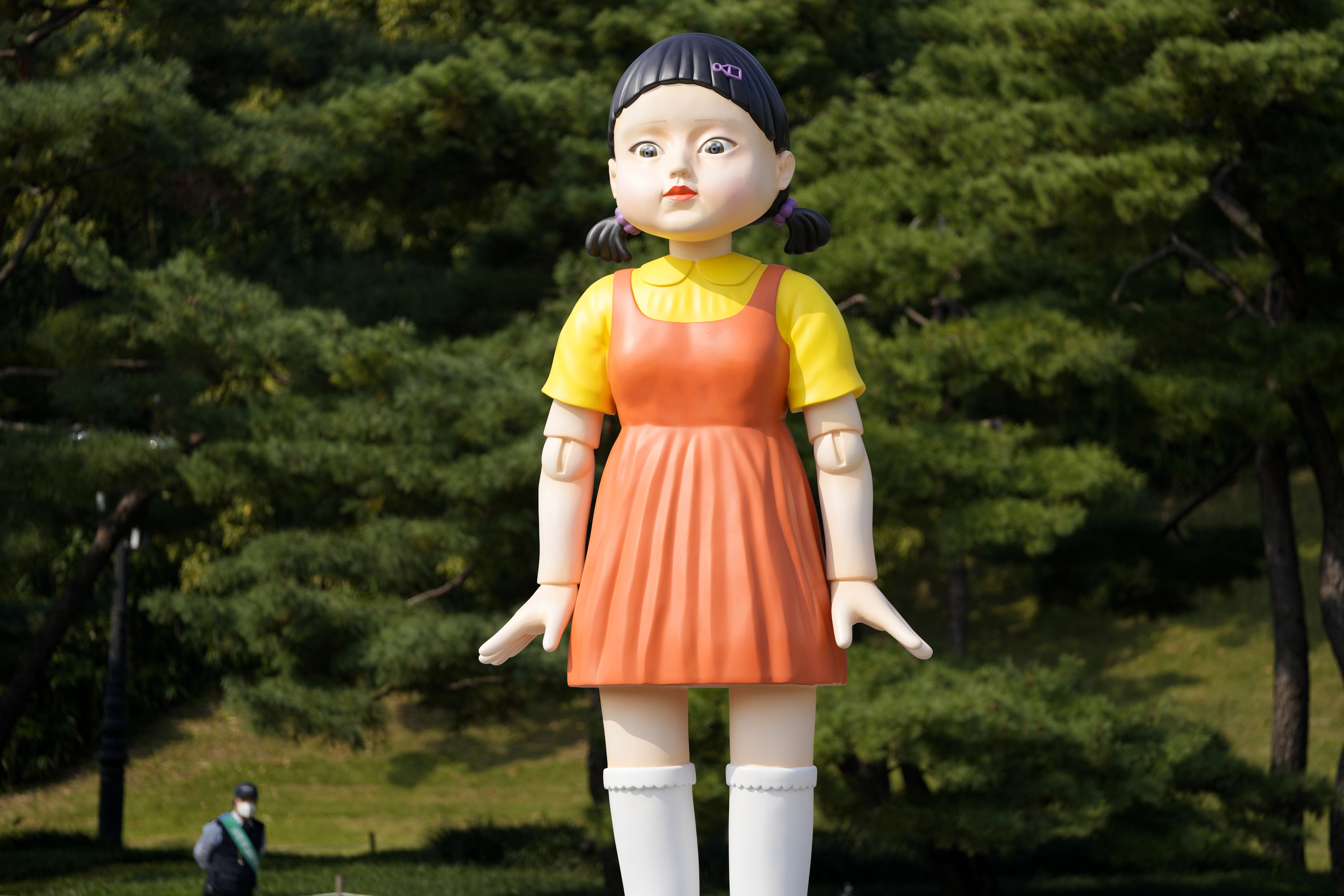 ▲▼《魷魚遊戲》著名的一二三木頭人女童娃娃在首爾奧林匹克公園亮相。（圖／達志影像／美聯社）