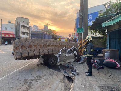 10噸履帶凌空砸「轎車變鐵餅」　車主一旁吃麵嚇傻：剛下車5分鐘